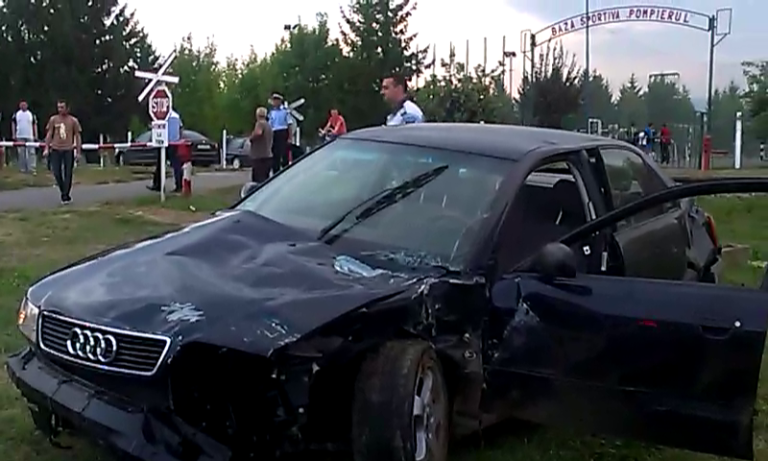 O mașină a fost lovită de tren iar șoferul a fugit de la locul accidentului