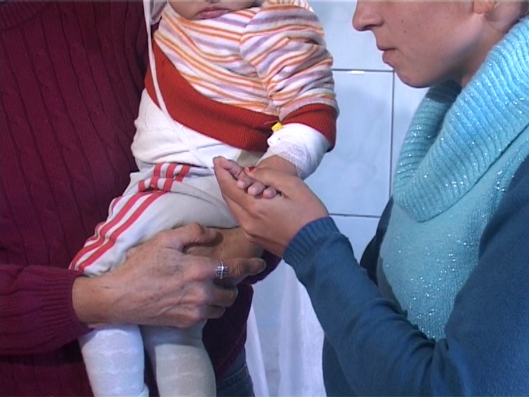 O fetiță de un an a ajuns la spital după ce a fost bătută de concubinul mamei