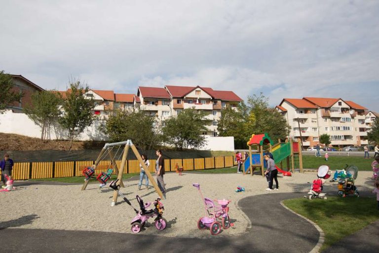Un nou loc de joacă amenajat în cartierul Valea Aurie