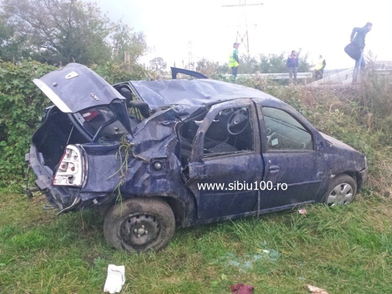FOTO: A ajuns la spital, după ce a zburat cu maşina în şanţ şi a rămas încarcerat, pe DN 14