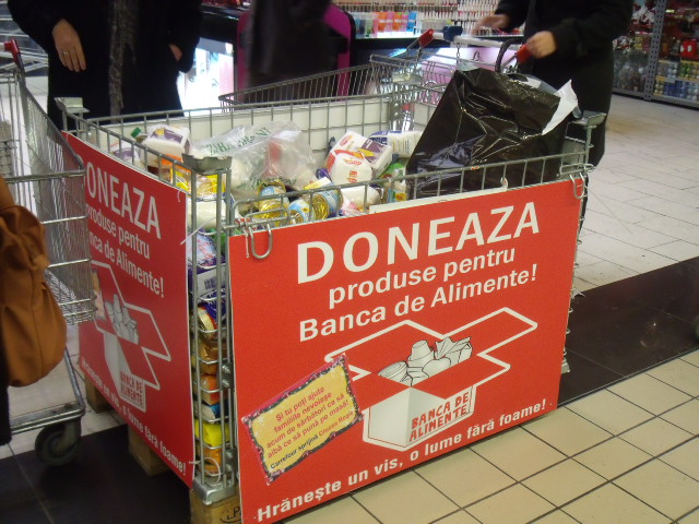 300 de kg de alimente distribuite nevoiașilor de Crucea Roșie Sibiu