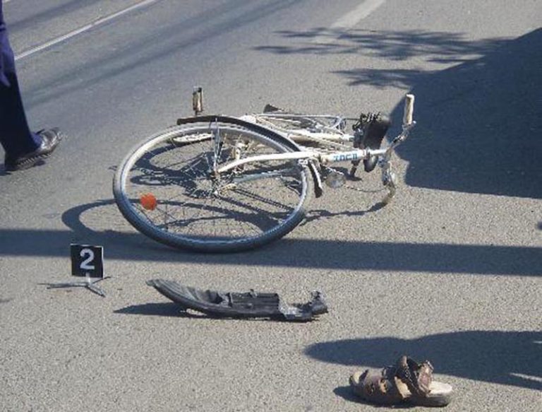 Biciclist de 80 de ani în stare gravă la spital, după ce a fost lovit de TIR