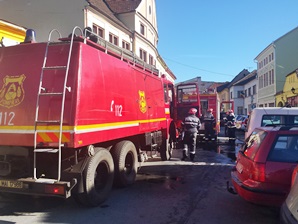 Un camion încărcat cu carton a luat foc la Miercurea Sibiului