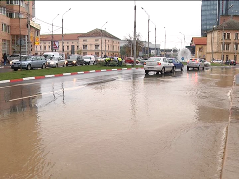 FOTO: Bulevardul Mihai Viteazu inundat după ce un muncitor a spart o conductă de apă