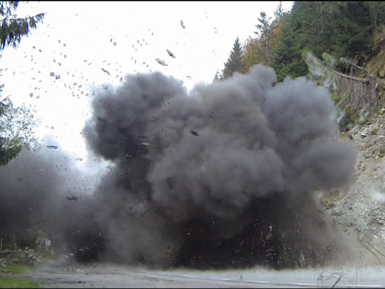 FOTO: Detonări de stânci pe Transfăgărășan, spectacol pentru turiști