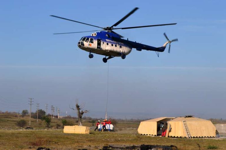 UPDATE: Turiştii blocaţi pe munte au fost recuperaţi de salvamontişti şi coborâţi cu elicopterul