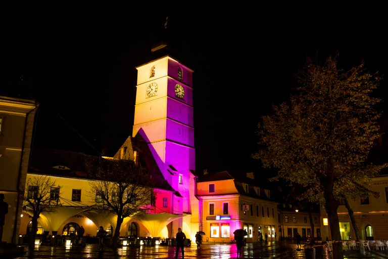 Turnul Sfatului iluminat în violet de Ziua Mondială a Prematurităţii