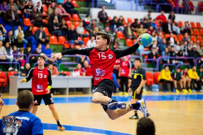 Robert Micloş a fost decisiv în victoria chinuită a handbaliştilor sibieni în faţa unor braşoveni foarte determinaţi