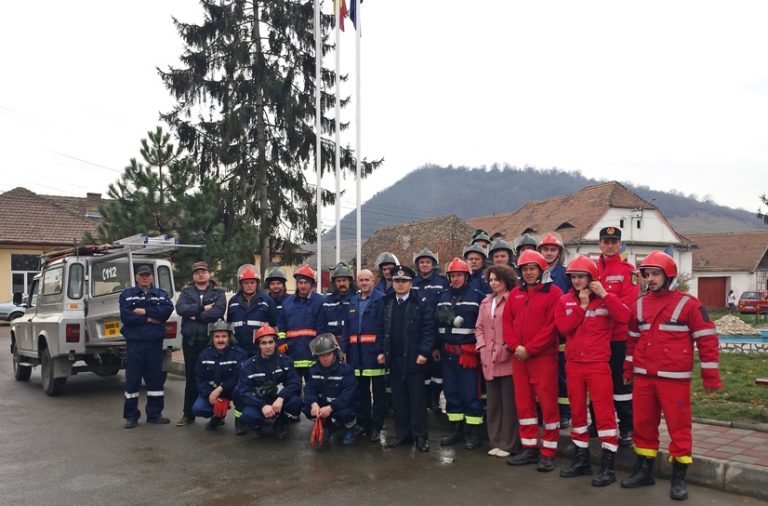 FOTO: Elevi şi cadre didactice, „Evacuate” din Şcoala Generală Tîrnava