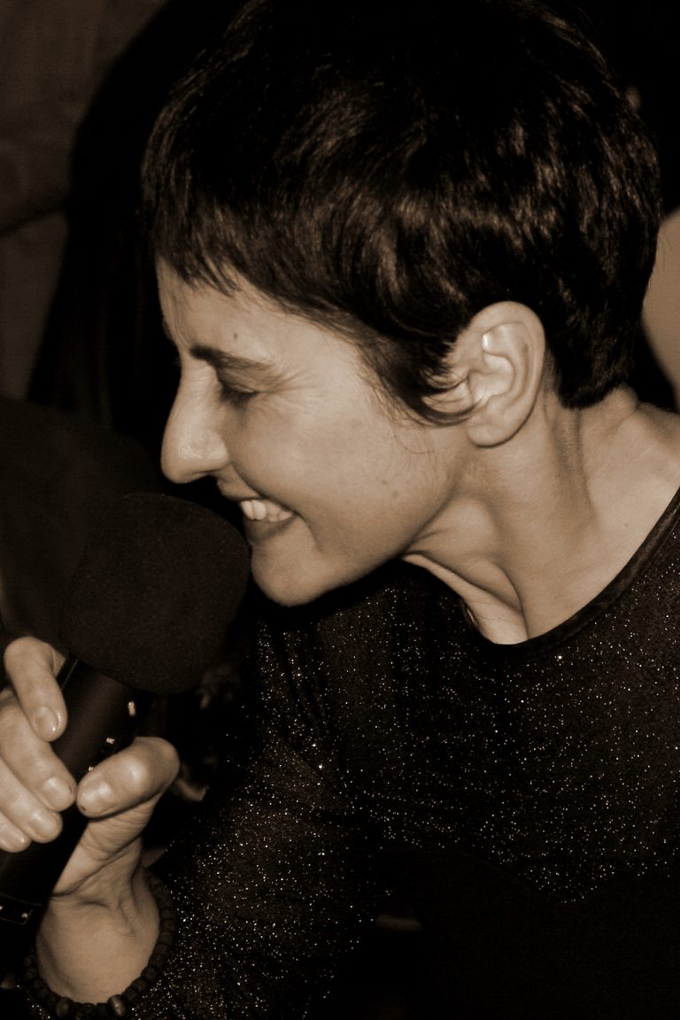 Viața lui Edith Piaf spusă pe muzică live, sâmbătă la librăria Habitus