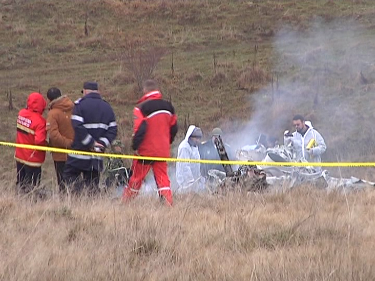 FOTO: Scene dramatice la locul producerii accidentului aviatic. Localnicii care au ajuns primii acolo au fost șocați