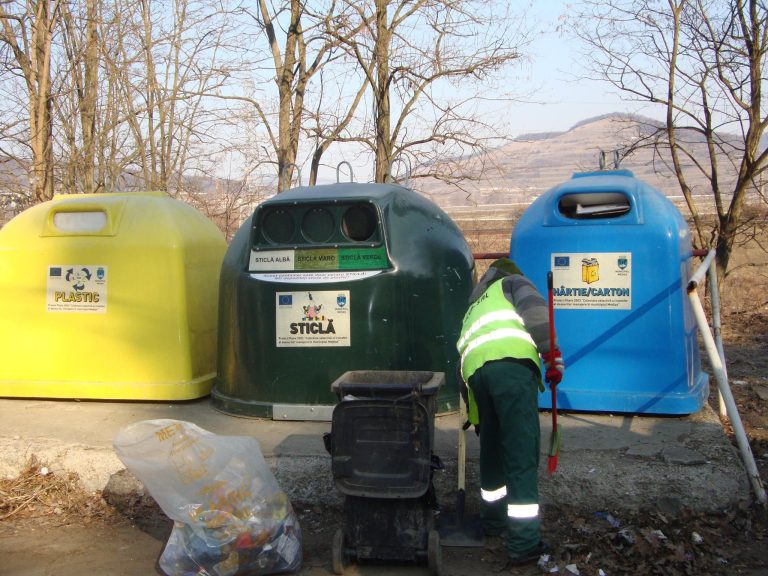 Operatorul medieșean de salubritate distribuie calendarele cu datele de colectare a deșeurilor
