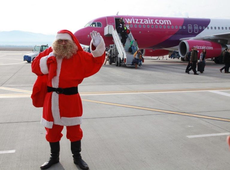 FOTO: Moș Crăciun a ajuns la Sibiu cu avionul, copiii l-au așteptat nerăbdători la aeroport