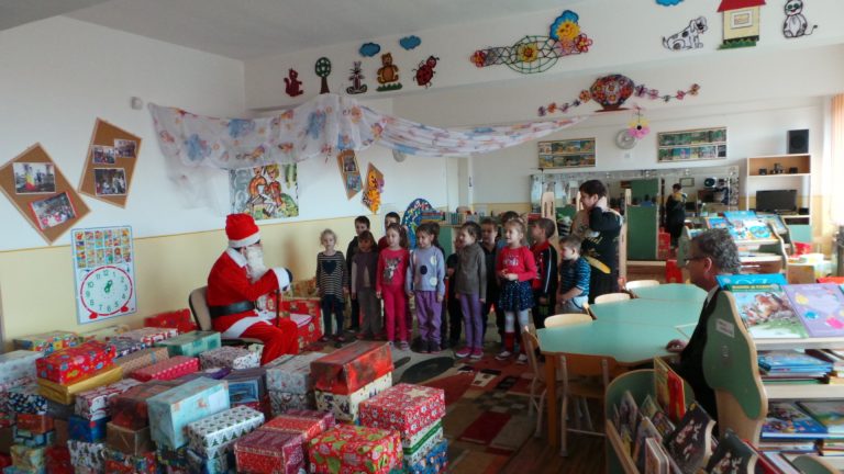 FOTO: 4.000 de cadouri, destinate copiilor din Mediaș și Ighișul Nou