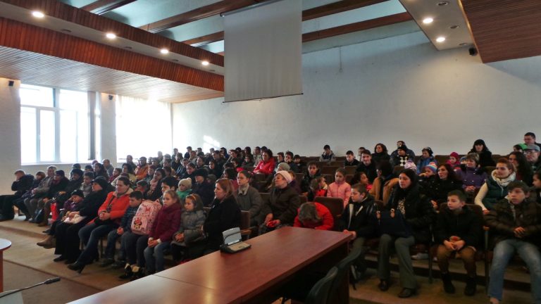 144 pachete împărţite în cadrul campaniei “Hrăneşte un zâmbet”
