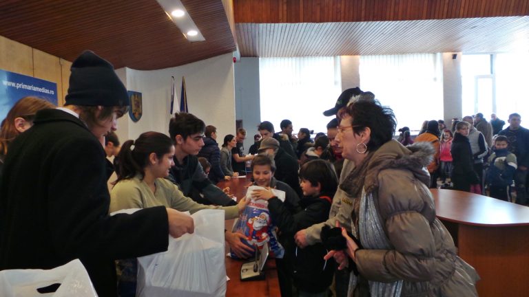 160 de copii au primit pachete în cadrul campaniei umanitare “Hrănește un zâmbet”