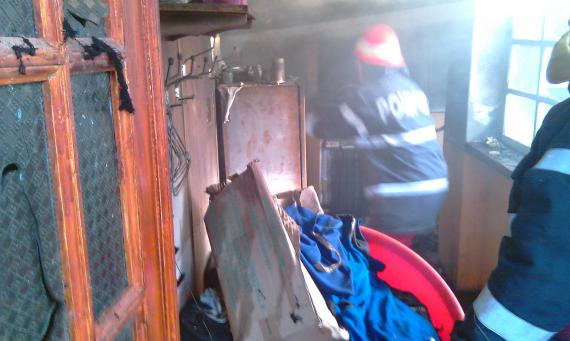 Panică într-un bloc din oraş, locatarii evacuaţi după ce un frigider a luat foc. 9 persoane intoxicate cu fum