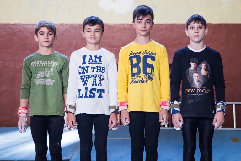 Patru gimnaşti, un singur ideal : să fie în 2015 cea mai bună echipă din ţară la categoria lor