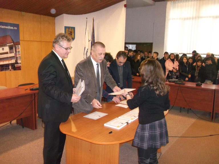 Elevii medieșeni, recompensați de municipalitate pentru rezultatele de excepție