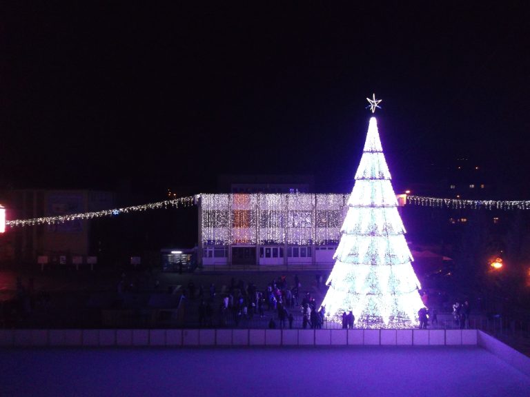 FOTO: A fost aprins iluminatul festiv de sărbători, la Mediaș
