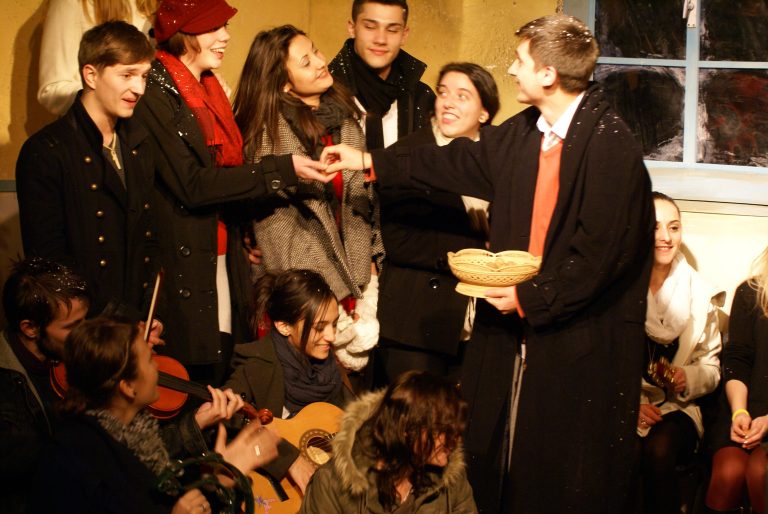 Moş Nicolae ţese vise pe scena Teatrului Naţional Radu Stanca din Sibiu
