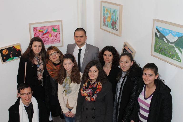 Expoziție permenantă cu picturile a 70 de copii de la școlile din Sibiu la sediul APM