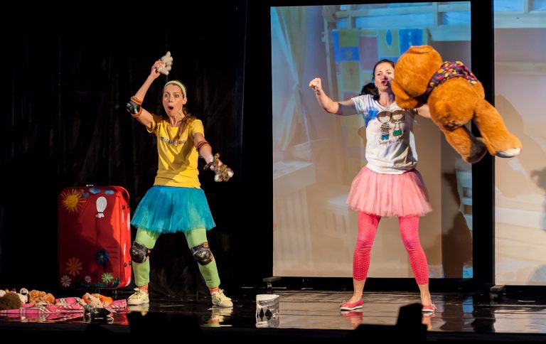 Anul se încheie cu Moș Crăciun, Prințese–Spion și personaje fantastice la Teatrul Gong din Sibiu
