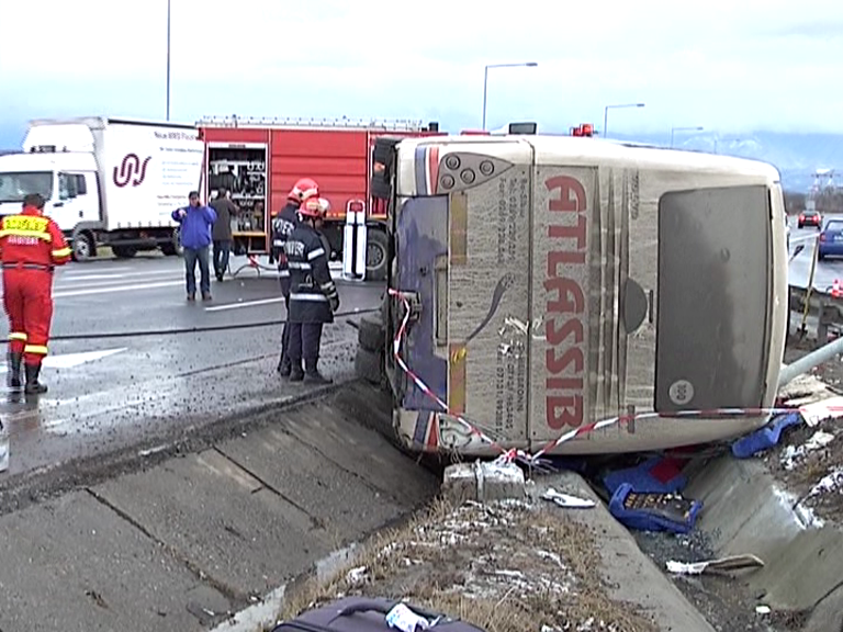 Autocar răsturnat la Mohu, doi morți și 7 răniți