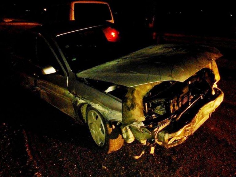 FOTO: A intrat cu mașina într-o grindă de beton de pe DN 14, după o depășire neregulamentară