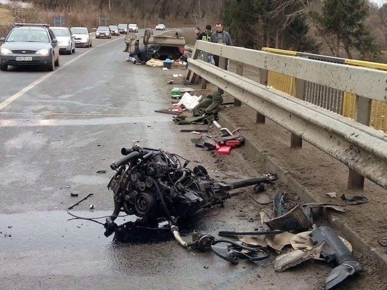 FOTO: Autoturism distrus la intrare în Mediaș, două persoane rănite ușor