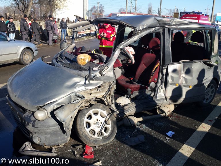 Galerie Foto: Accident grav la intrare īn Dumbrāveni, un mort și un rănit grav