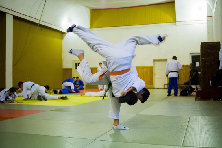 Cârpeala judo-ului sibian : rezultate şi sportivi de viitor, în condiţii precare şi cu multe lipsuri