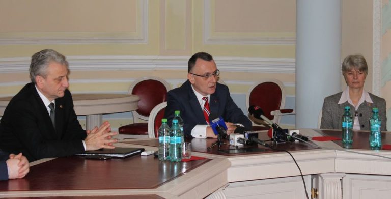 Manualele, una din cele mai importante probleme ale MEN. Cele de clasa I vor fi pe bănci, de la începutul semestrului II