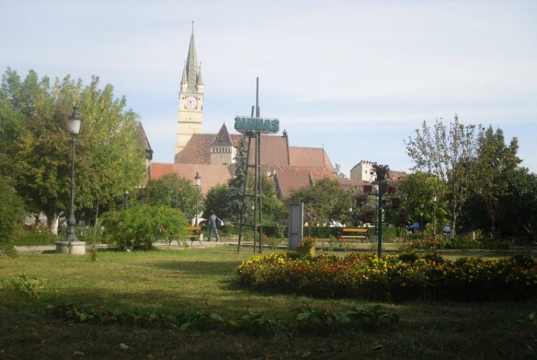 Băncile din parcul central al Mediașului vor fi demontate