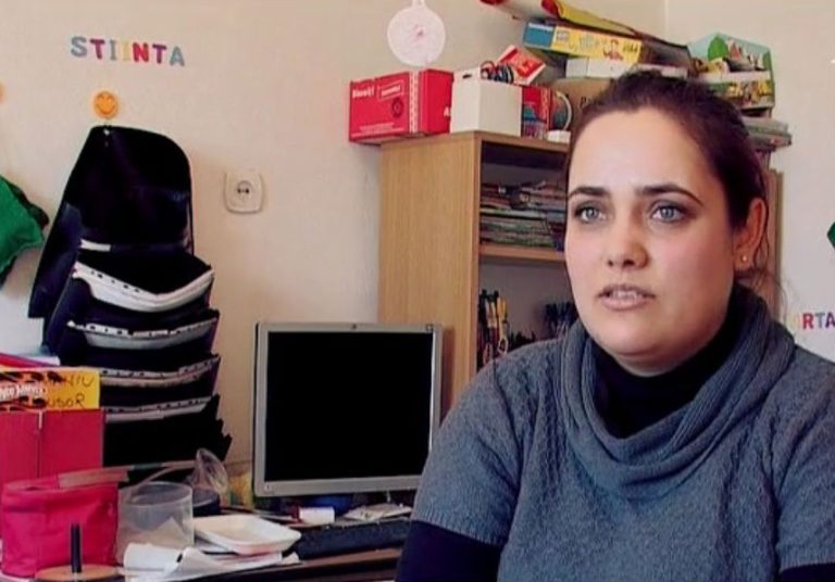 O educatoare dintr-un sat izolat din Alba doarme într-o cameră din școala unde predă. Dacă renunță la post grădinița s-ar desființa