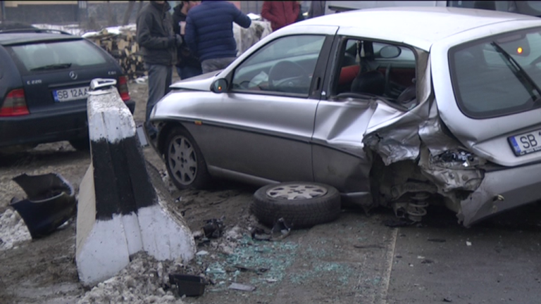 Actualizare: Tamponare în lanț din cauza poleiului, 10 mașini s-au ciocnit
