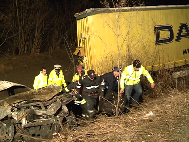 FOTO: Tragedie la Șeica Mare, un tânăr a murit carbonizat după ce s-a izbit cu mașina într-un TIR