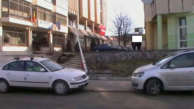 A intrat cu autoturismul într-un stâlp de iluminat