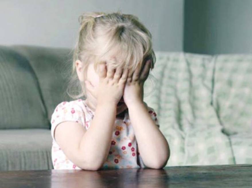 O fetiță de 1 an și 10 luni a fost abuzată sexual de tatăl ei