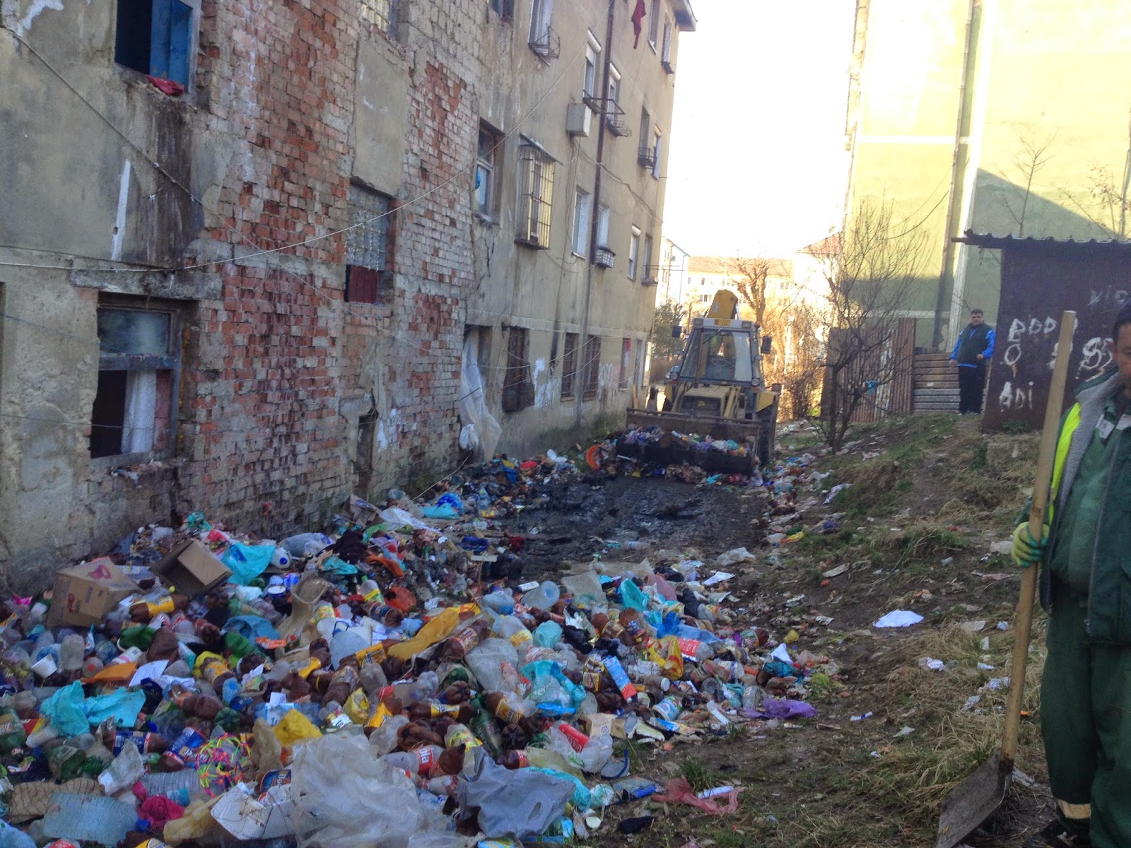 FOTO: Locuitorii unui cartier din Mediaș, scoși la curățenie