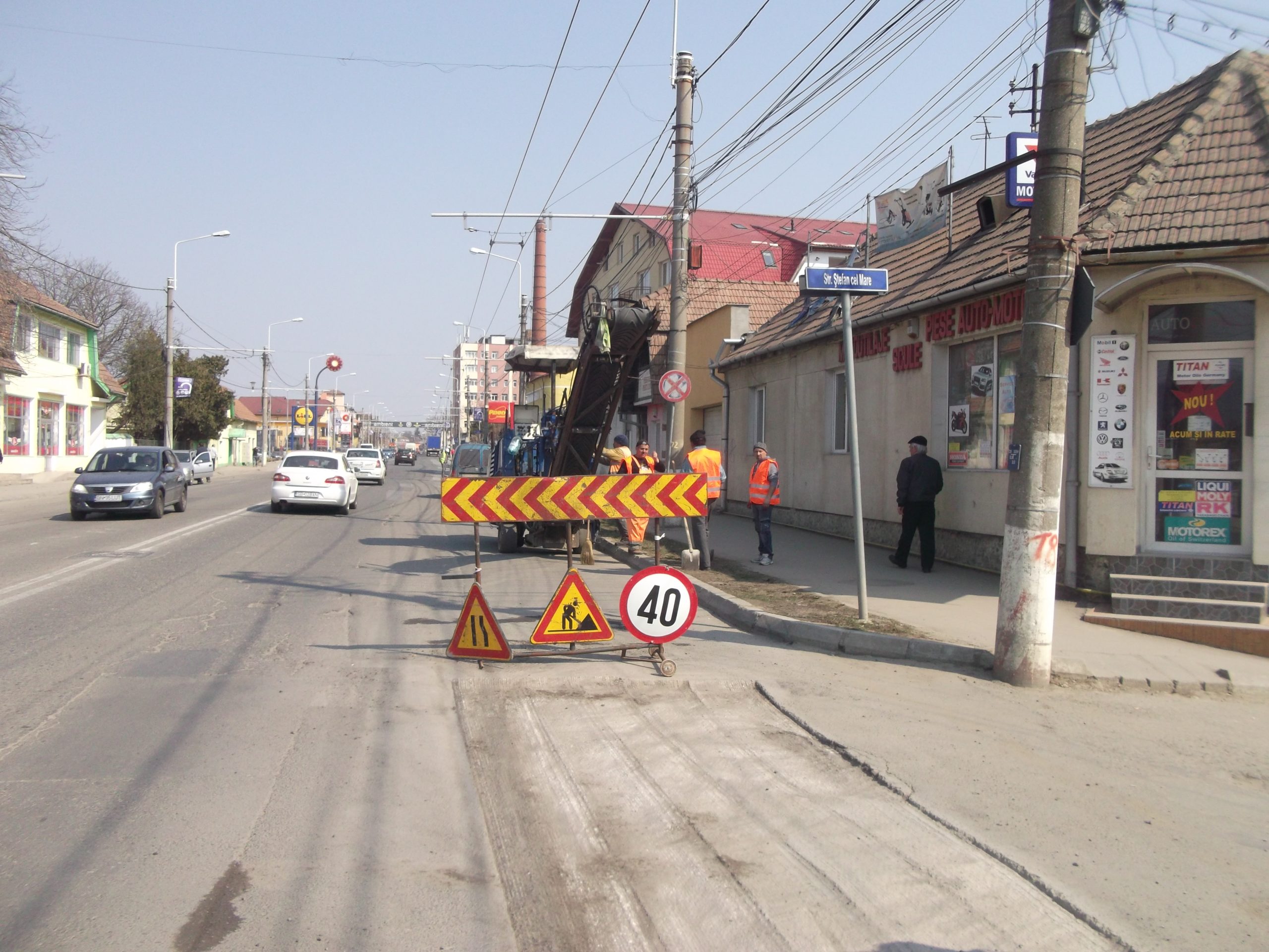 Noaptea, lucrările pe carosabil semnalizate cu lumină galbenă