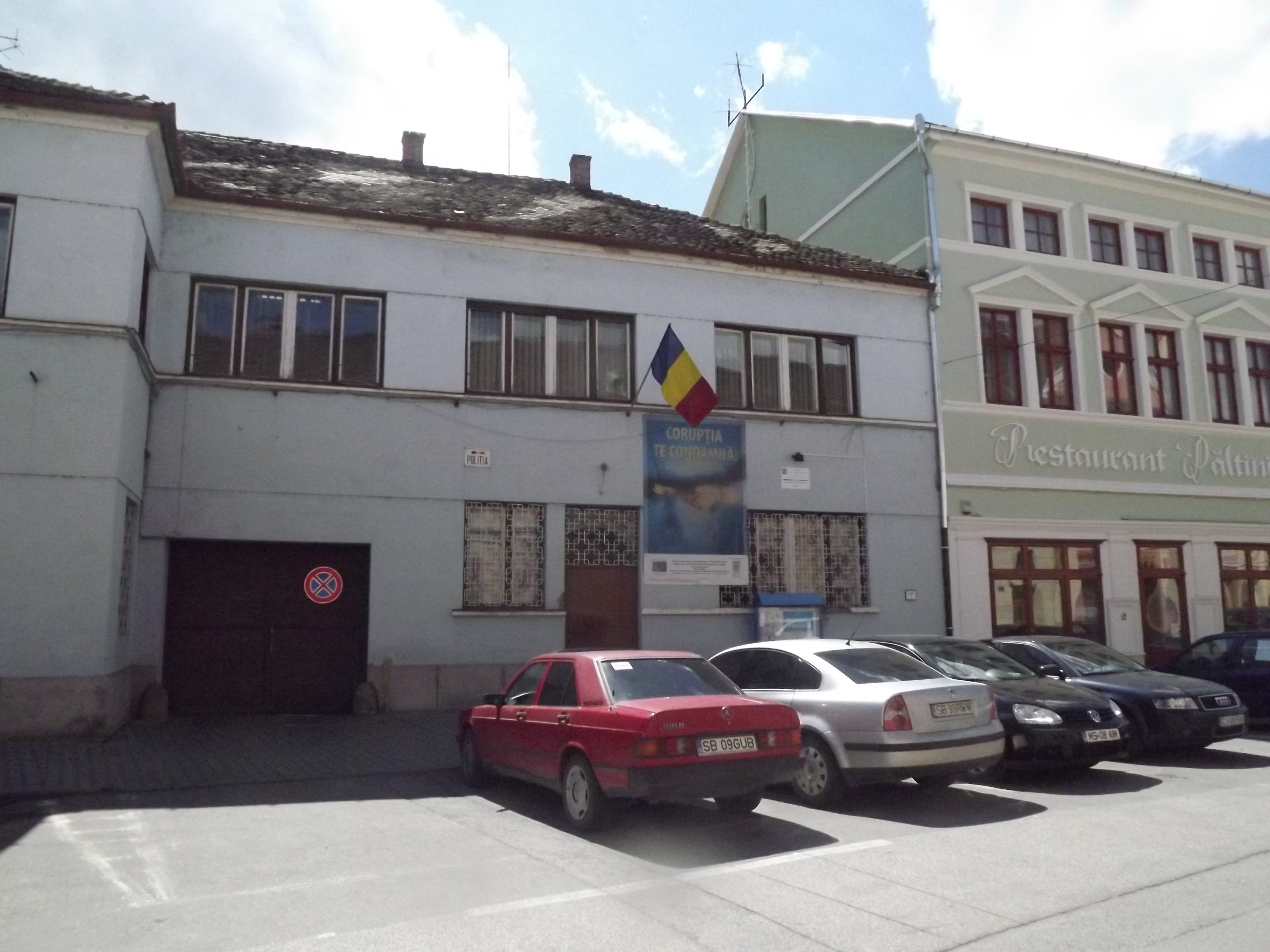 Surprinși în flagrant în timp ce sustrăgeau combustibil dintr-un vehicul