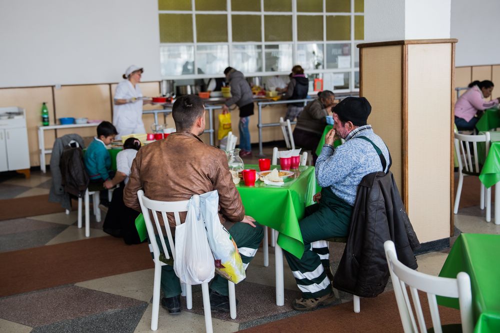 Cantina socială, ultima speranță a celor care nu-și permit nici o masă pe zi