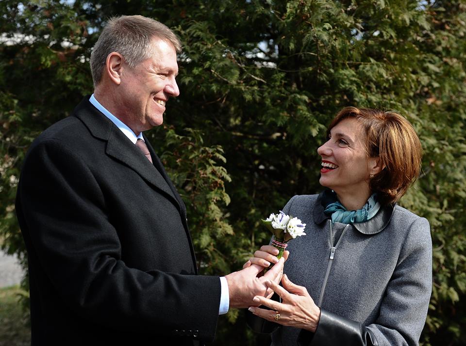 Președintele Klaus Iohannis i-a oferit ghiocei soției sale de 1 martie