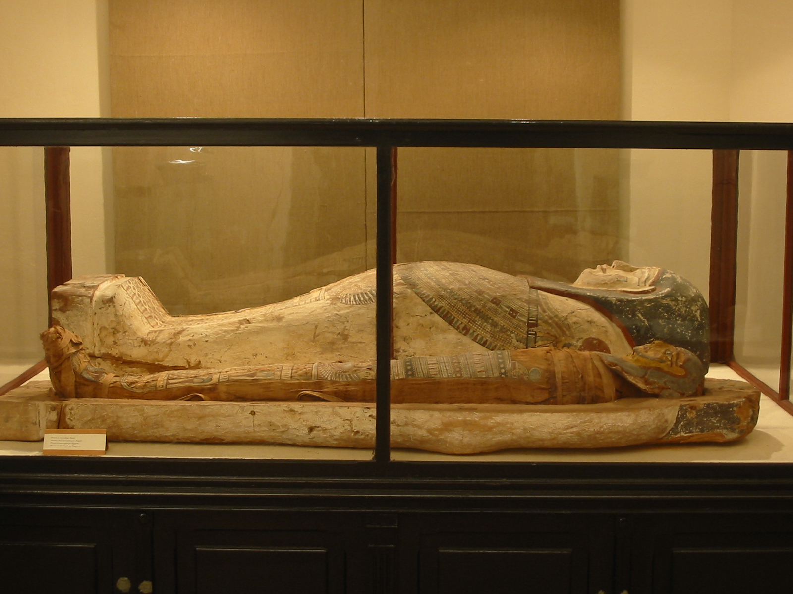 Mumie egipteana cu sarcofag