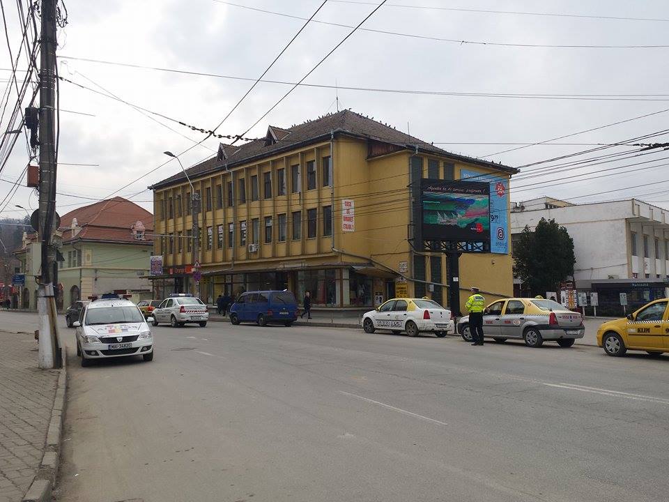 Taximetrist medieșean, amenințat cu cuțitul și sechestrat
