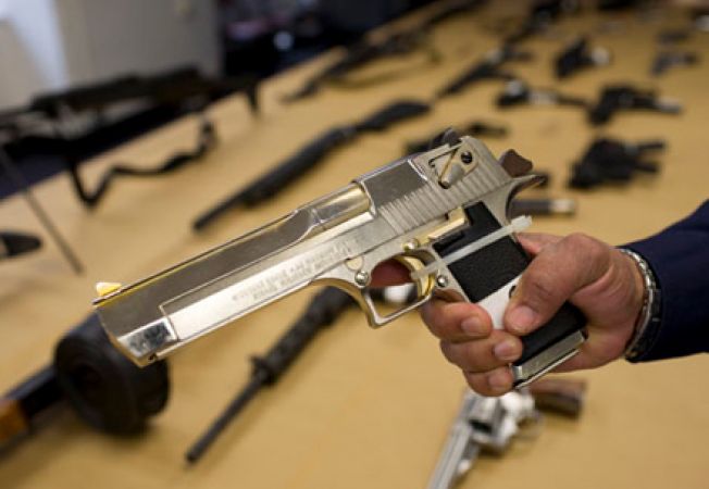 Anul acesta expiră permisele de port armă ale deținătorilor legali de arme, care au fost obținute în anul 2010