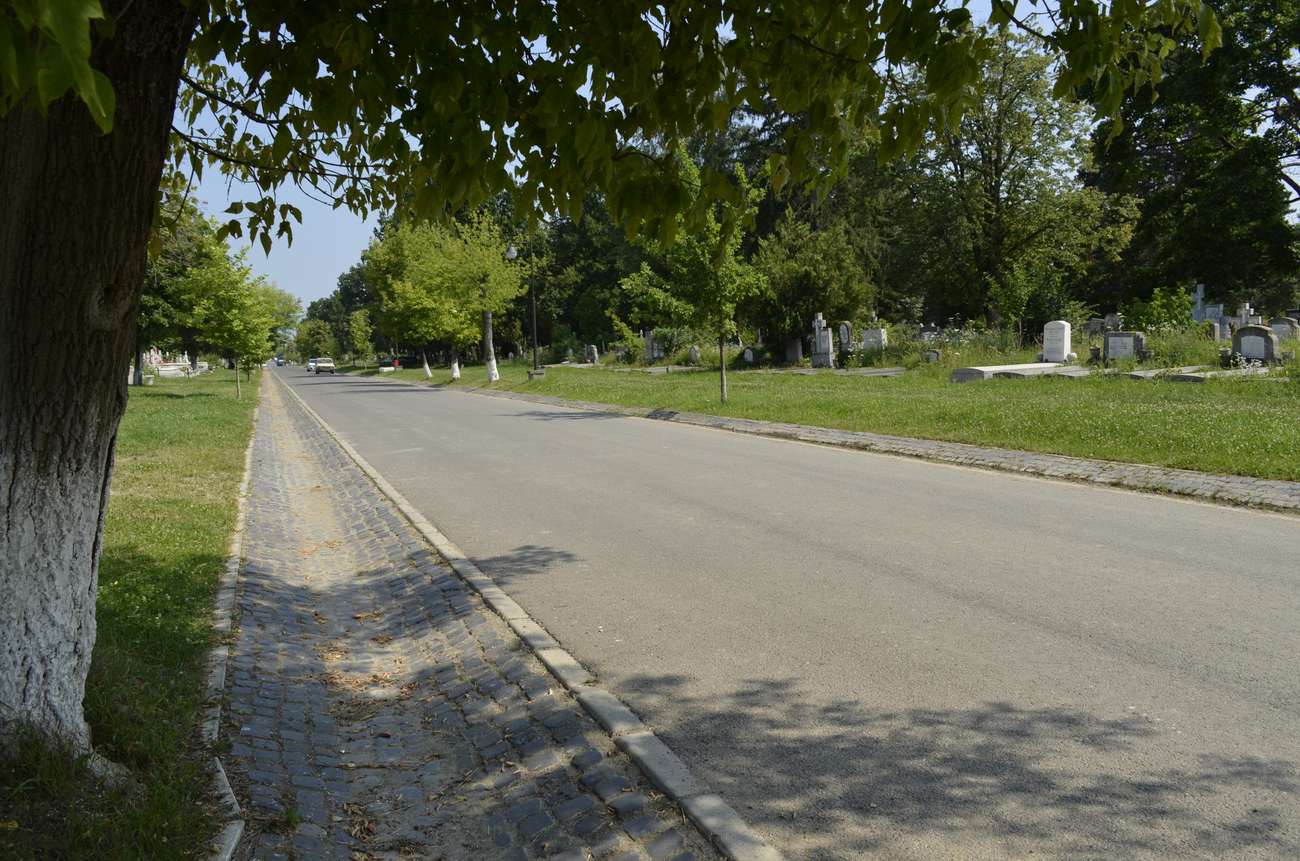 Alee nouă la Cimitirul Municipal, dinspre Calea Cisnădiei