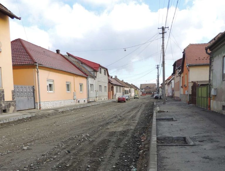 S-au redeschis șantierele pe străzi. Locatarii, rugați să  nu mai parcheze în zonele unde se lucrează