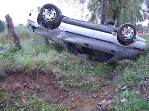 Un tânăr de 19 ani a furat o mașină și a abandonat-o răsturnată
